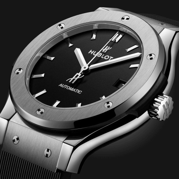 Montre Hublot Classic Fusion Titanium automatique cadran noir bracelet caoutchouc noir 38 mm 565.NX.1470.RX