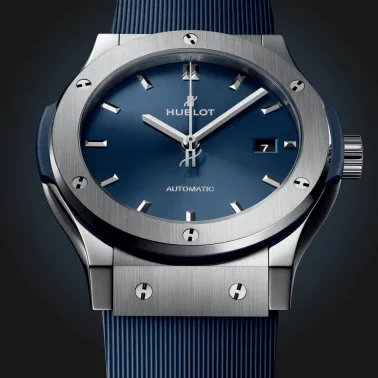 Montre Hublot Classic Fusion Titanium automatique cadran bleu bracelet caoutchouc bleu 42 mm 542.NX.7170.RX