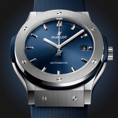 Montre Hublot Classic Fusion Titanium automatique cadran bleu bracelet caoutchouc bleu 45 mm 511.NX.7170.RX