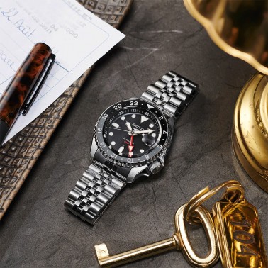 Montre Seiko 5 SKX Sports GMT automatique cadran noir bracelet acier 42,5 mm