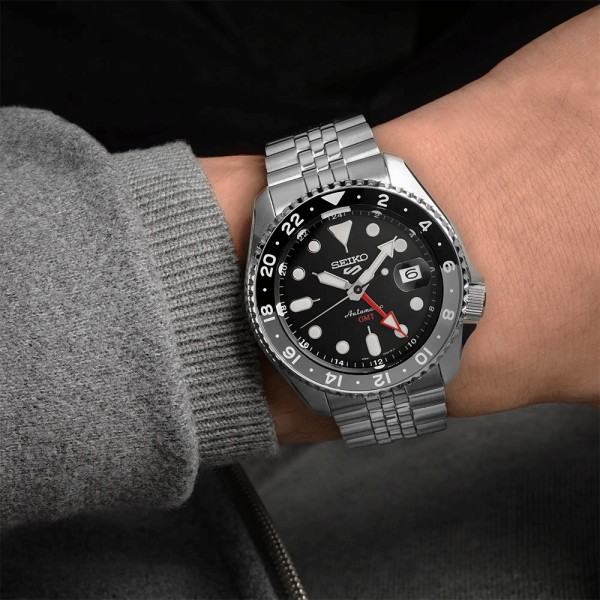 Montre Seiko 5 SKX Sports GMT automatique cadran noir bracelet acier 42,5 mm