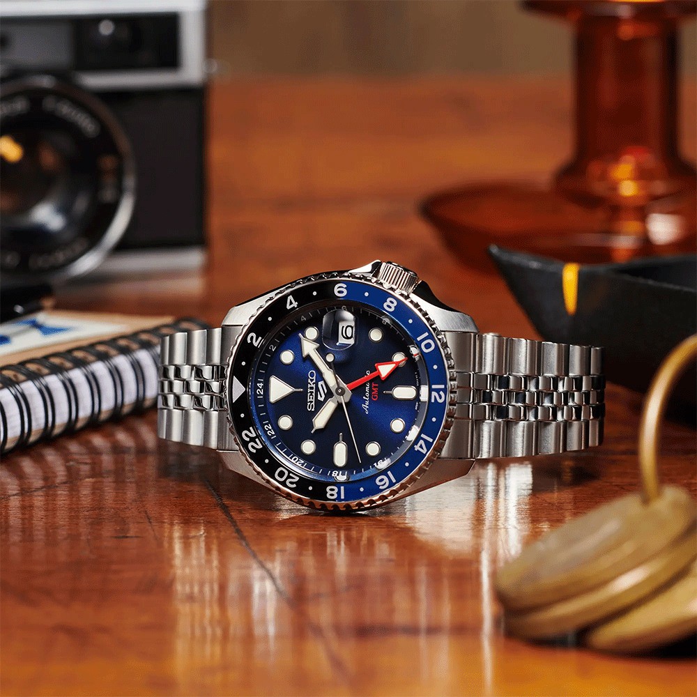 Montre Seiko 5 SKX Sports GMT automatique cadran bleu bracelet acier 42,5 mm