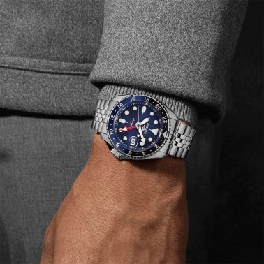 Montre Seiko 5 SKX Sports GMT automatique cadran bleu bracelet acier 42,5 mm