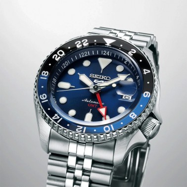Montre Seiko 5 SKX Sports GMT automatique cadran bleu bracelet acier 42,5 mm