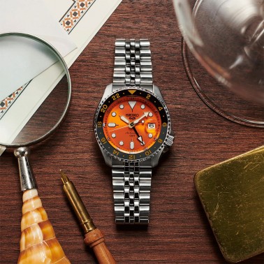 Montre Seiko 5 SKX Sports GMT automatique cadran orange bracelet acier 42,5 mm
