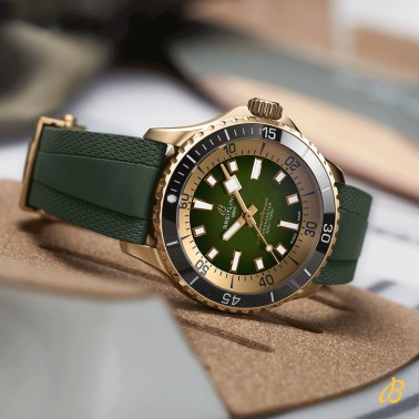 Montre Breitling Superocean Bronze automatique cadran vert bracelet caoutchouc vert 42 mm N17375201L1S1
