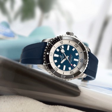 Montre Breitling Superocean automatique cadran bleu bracelet caoutchouc bleu 44 mm A17376211C1S1