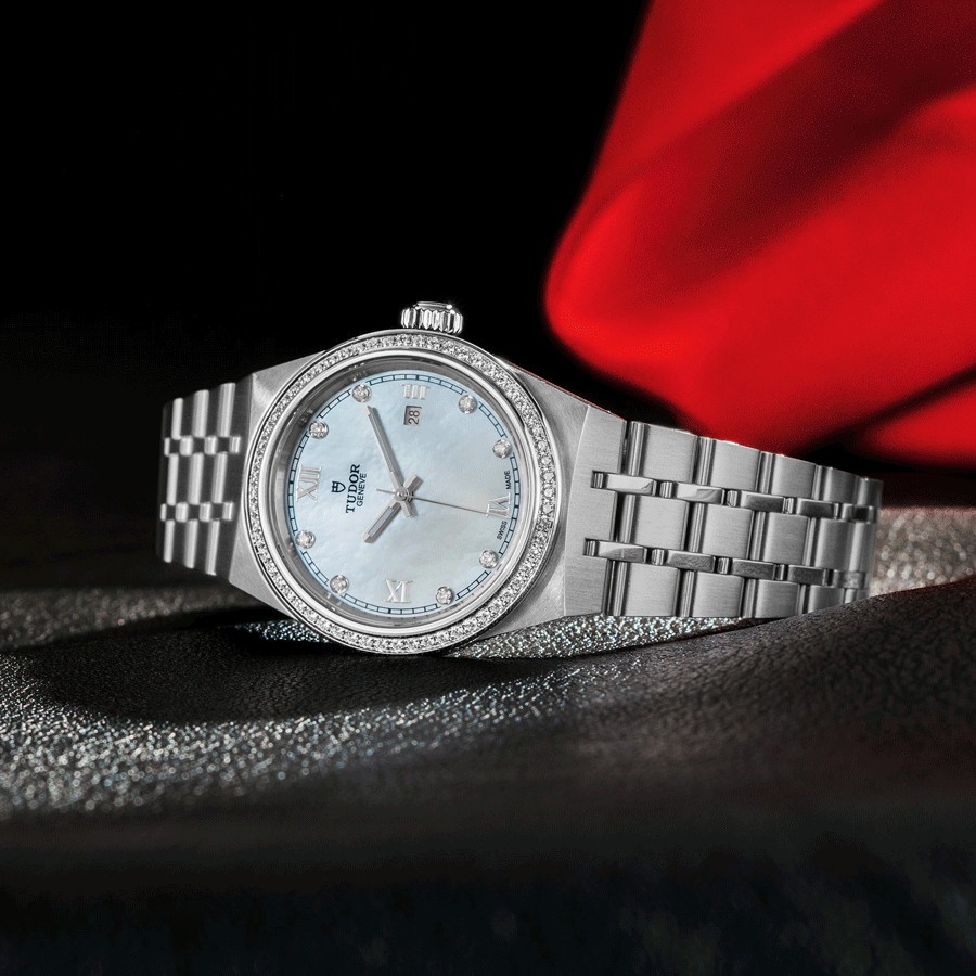Montre Tudor Royal automatique index diamants lunette sertie cadran nacre blanche bracelet acier 28 mm M28320-0001