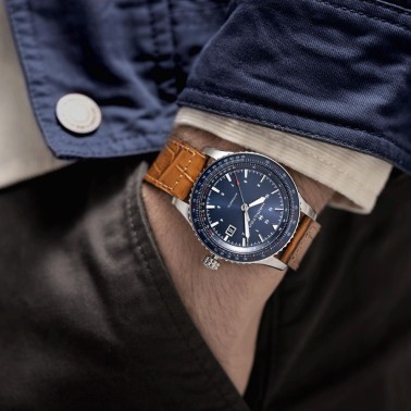 Montre Hamilton Khaki Aviation Converter automatique cadran bleu bracelet cuir brun 42 mm H76645540