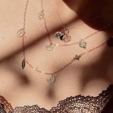 Collier Ginette NY Twenty 3 charms en or rose et onyx