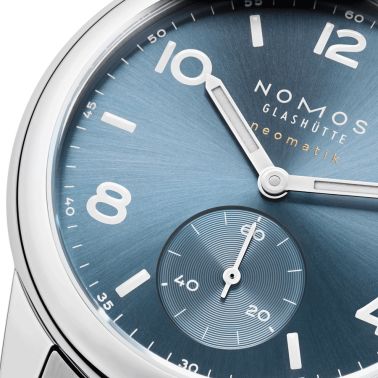 Montre NOMOS Club Sport Neomatik Polar automatique fond verre saphir cadran bleu polar bracelet acier 37 mm 750