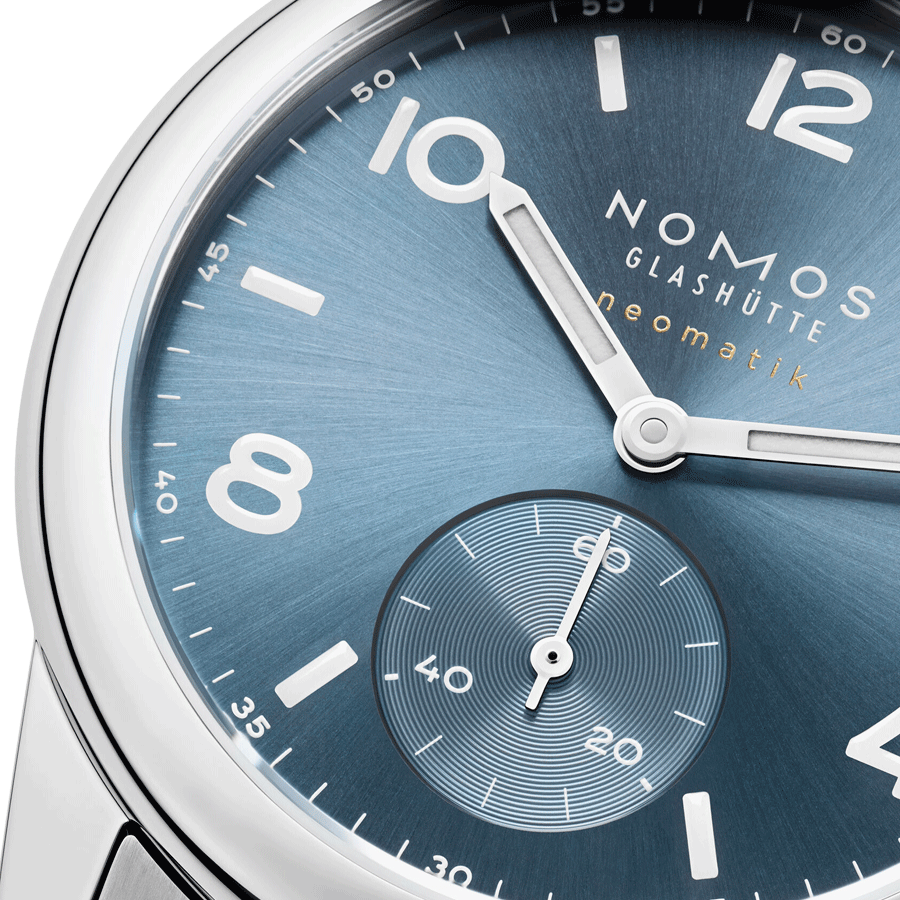 Montre NOMOS Club Sport Neomatik Polar automatique fond verre saphir cadran bleu polar bracelet acier 37 mm 750
