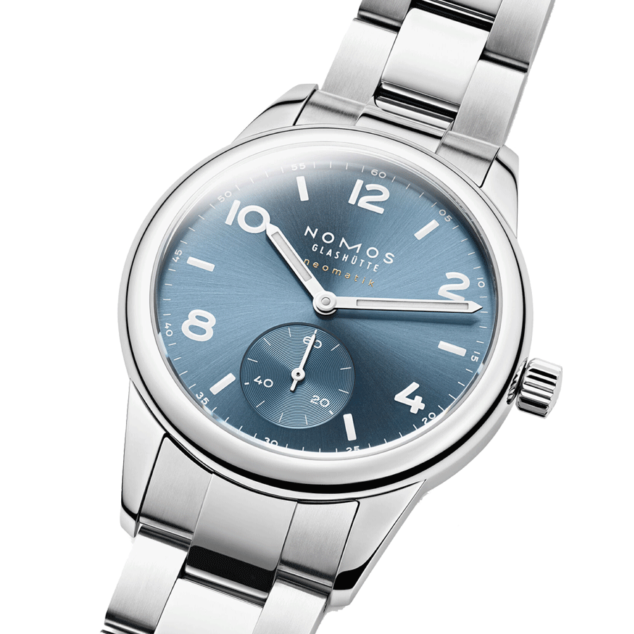 Montre NOMOS Club Sport Neomatik Polar automatique fond verre saphir cadran bleu polar bracelet acier 37 mm 750