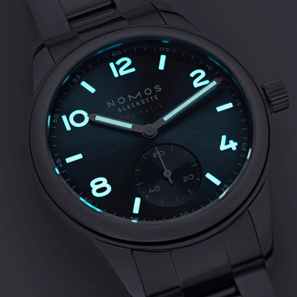 Montre NOMOS Club Sport Neomatik Polar automatique fond verre saphir cadran bleu polar bracelet acier 37 mm 750