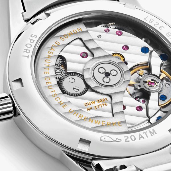 Montre NOMOS Club Sport Neomatik Polar automatique fond verre saphir cadran bleu polar bracelet acier 37 mm 750