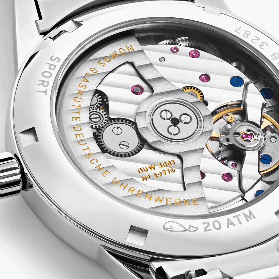 Montre NOMOS Club Sport Neomatik Polar automatique fond verre saphir cadran bleu polar bracelet acier 37 mm 750