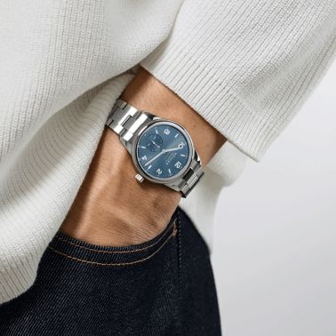 Montre NOMOS Club Sport Neomatik Polar automatique fond verre saphir cadran bleu polar bracelet acier 37 mm 750