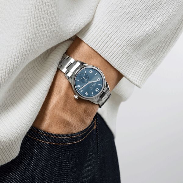 Montre NOMOS Club Sport Neomatik Polar automatique fond verre saphir cadran bleu polar bracelet acier 37 mm 750