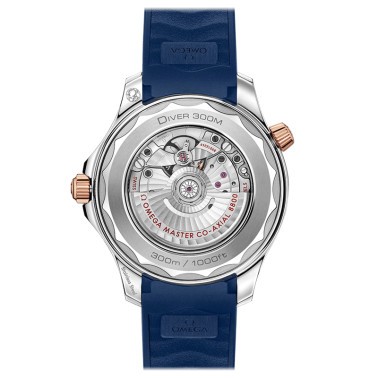 Montre Omega Seamaster Diver 300m Co-Axial Master Chronometer or rouge et acier bracelet caoutchouc bleu 42 mm