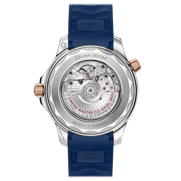Montre Omega Seamaster Diver 300m Co-Axial Master Chronometer or rouge et acier bracelet caoutchouc bleu 42 mm