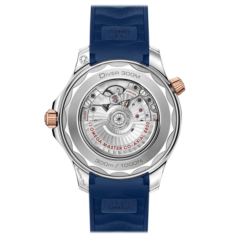 Montre Omega Seamaster Diver 300m Co-Axial Master Chronometer or rouge et acier bracelet caoutchouc bleu 42 mm