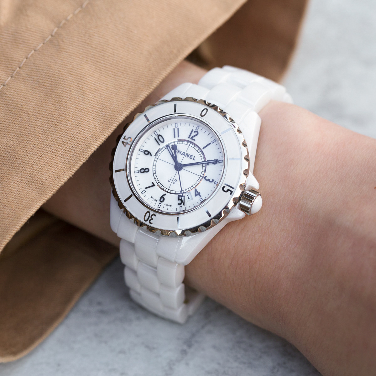 Montre chanel j12 online blanche occasion