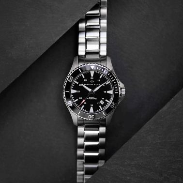 Montre Hamilton Khaki Navy Scuba cadran noir lunette noire bracelet acier 40 mm
