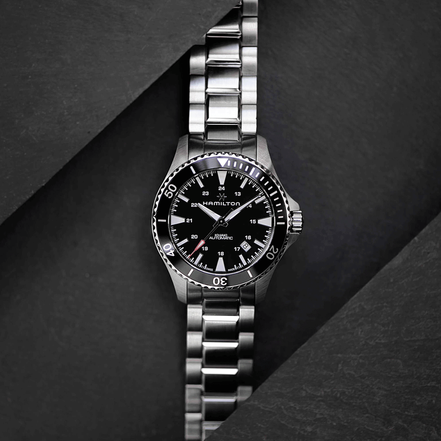 Montre Hamilton Khaki Navy Scuba cadran noir lunette noire bracelet acier 40 mm