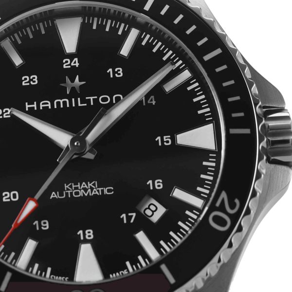 Montre Hamilton Khaki Navy Scuba cadran noir lunette noire bracelet acier 40 mm