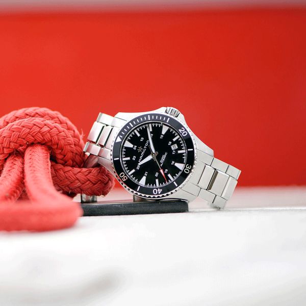 Montre Hamilton Khaki Navy Scuba cadran noir lunette noire bracelet acier 40 mm