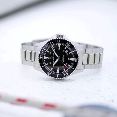 Montre Hamilton Khaki Navy Scuba cadran noir lunette noire bracelet acier 40 mm