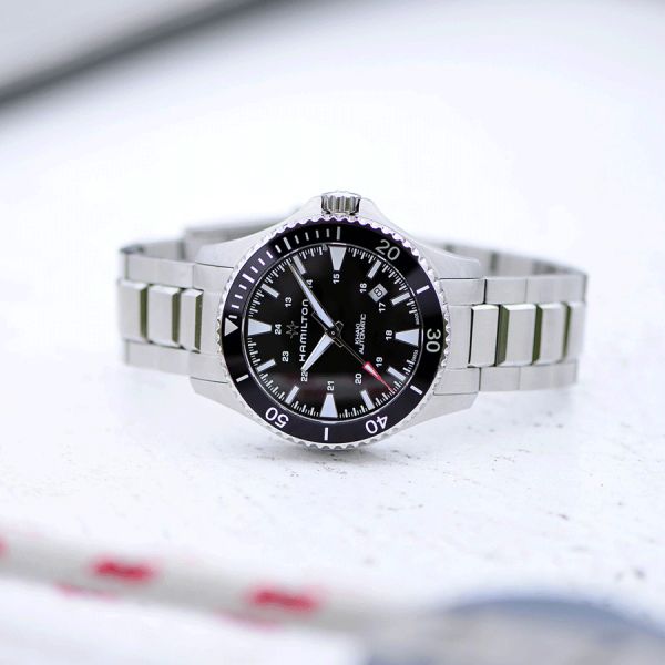 Montre Hamilton Khaki Navy Scuba cadran noir lunette noire bracelet acier 40 mm