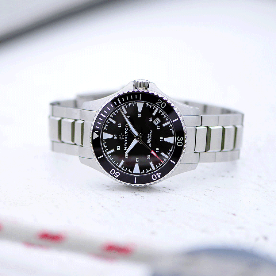 Montre Hamilton Khaki Navy Scuba cadran noir lunette noire bracelet acier 40 mm