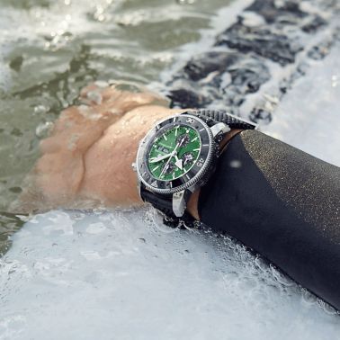Montre Breitling Superocean Heritage Chronograph cadran vert bracelet caoutchouc noir 44 mm A13313121L1S1