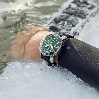 Montre Breitling Superocean Heritage Chronograph cadran vert bracelet caoutchouc noir 44 mm A13313121L1S1
