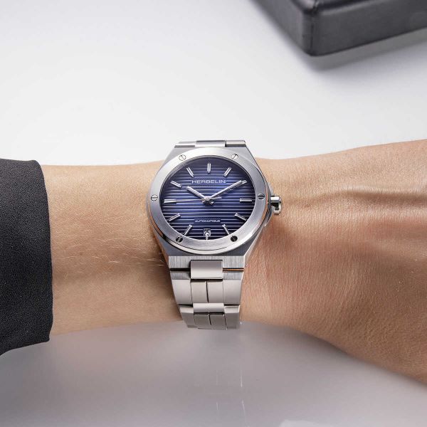 Montre Herbelin Cap Camarat automatique cadran bleu bracelet acier 37 mm