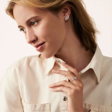 Bague Dinh van Menottes R7,5 en or blanc et diamants sur chaîne