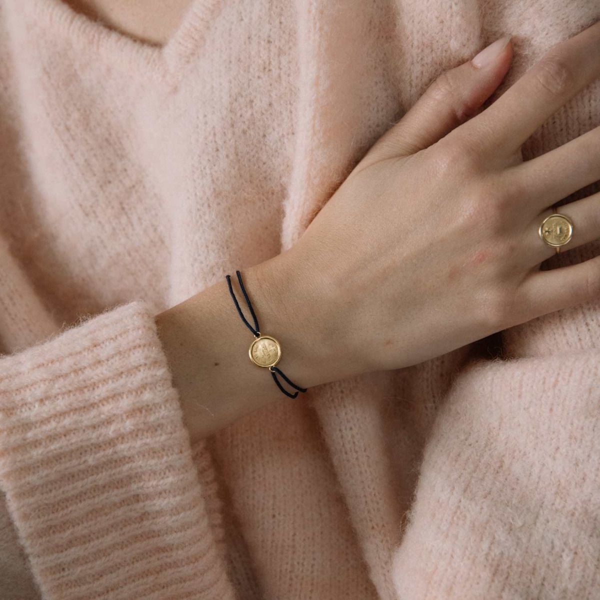 Bracelet cordon A.Augis La Médaille d’Amour L’Originale en or jaune