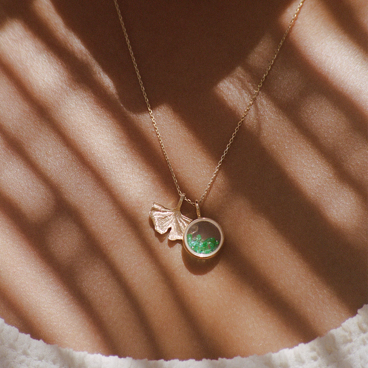 Pendentif Aurélie Bidermann Baby Chivor en or jaune et émeraudes