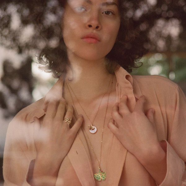 Pendentif Aurélie Bidermann Mini Chivor en or jaune et saphirs multicolores