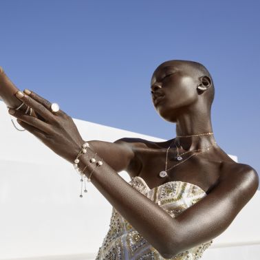 Médaille Ginette NY Initial Ever S en or rose et nacre blanche