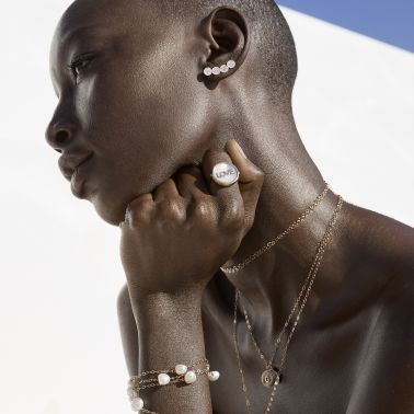 Médaille Ginette NY Initial Ever J en or rose et nacre blanche