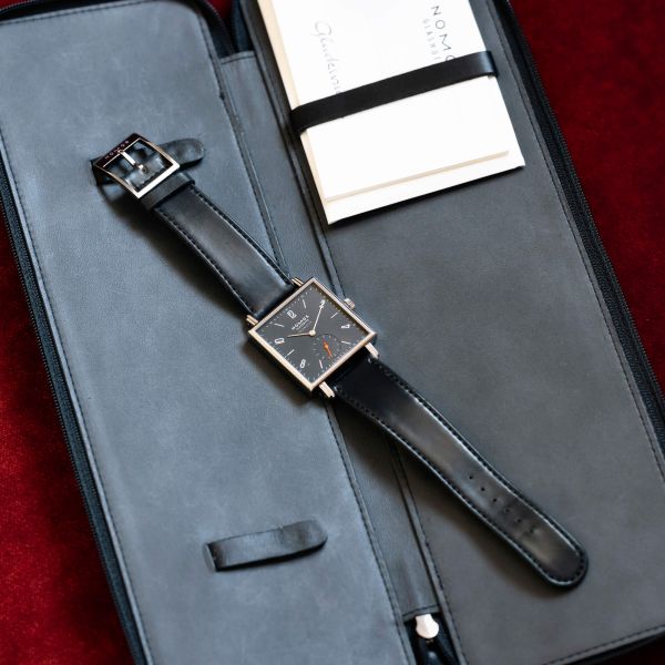 Montre sales nomos occasion