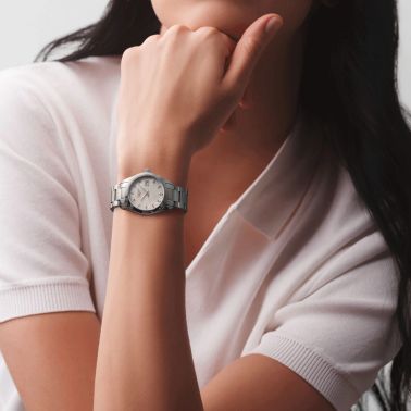 Montre Longines Conquest Classic quartz cadran nacre blanche bracelet acier 29,5 mm L2.286.4.87.6