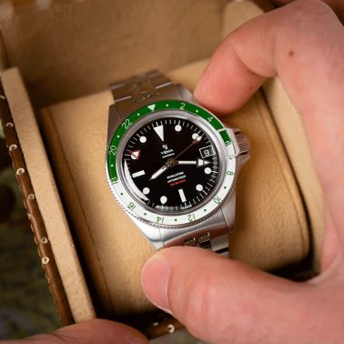 Montre Yema Superman 500 GMT automatique lunette verte et blanche cadran noir bracelet acier 39 mm YGMT23A39-AMS
