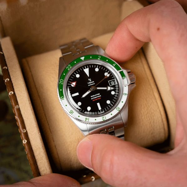 Montre Yema Superman 500 GMT automatique lunette verte et blanche cadran noir bracelet acier 39 mm YGMT23A39-AMS