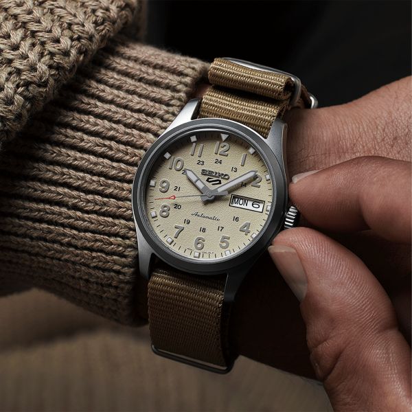 Montre Seiko 5 Midfield "Desert Kit" automatique cadran beige bracelet NATO 36 mm