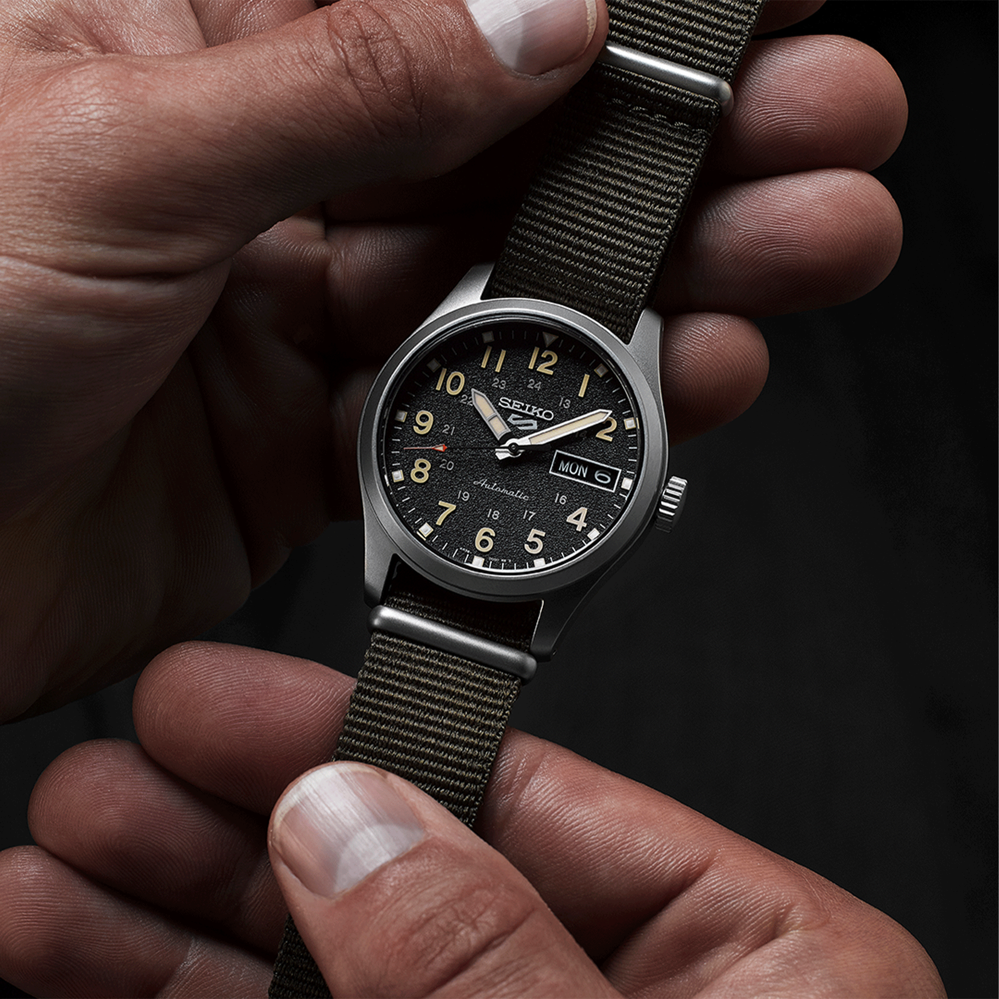 Montre Seiko 5 Midfield "Green Zone" automatique cadran noir bracelet NATO 36 mm