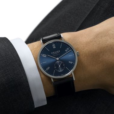 Montre Nomos Tangente Neomatik Or Bleu automatique fond acier cadran galvanisé bleu bracelet cuir noir 38,5 mm 146