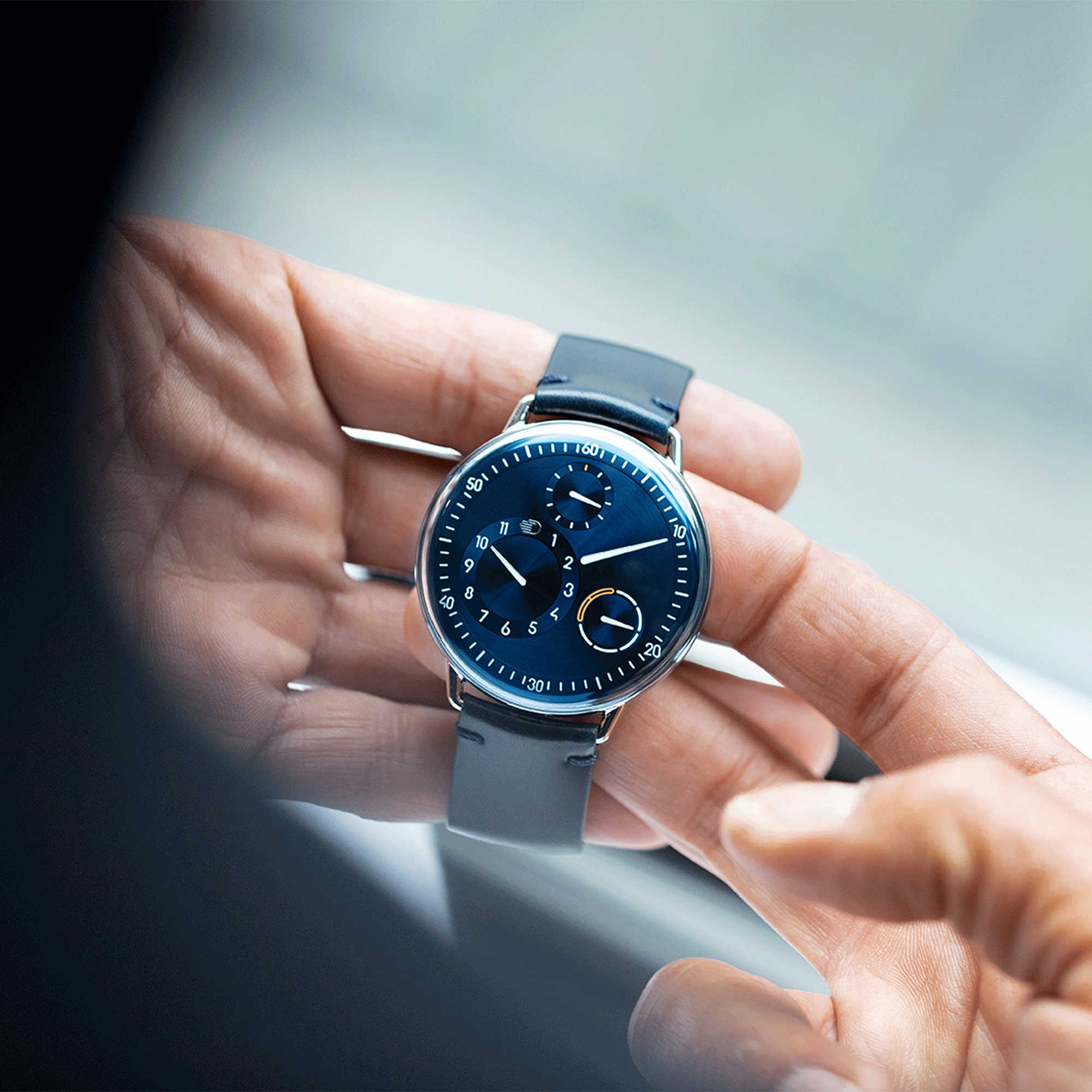 Montre Ressence Type 1° Round Night Blue titane automatique cadran bleu bracelet cuir 42 mm